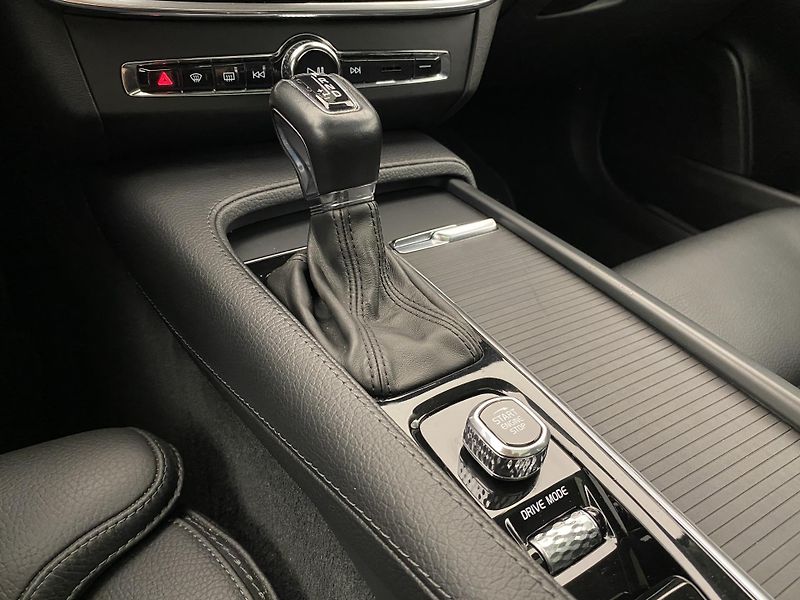 Volvo V90 CC T5 AWD MOMENTUM REZERVACE - fotka 26 z 46