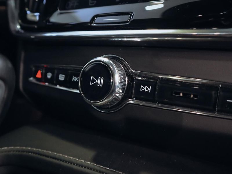 Volvo V90 D5 Cross Country 173 kW - fotka 17 z 26