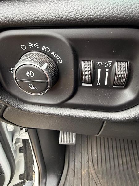 Dodge RAM (2020) 2500 6,4 L HEMI LIFTED - fotka 43 z 48