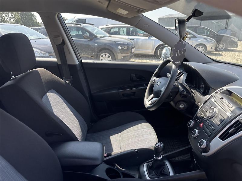 Kia Ceed 1,6 CRDi 85kW Exclusive - fotka 27 z 28