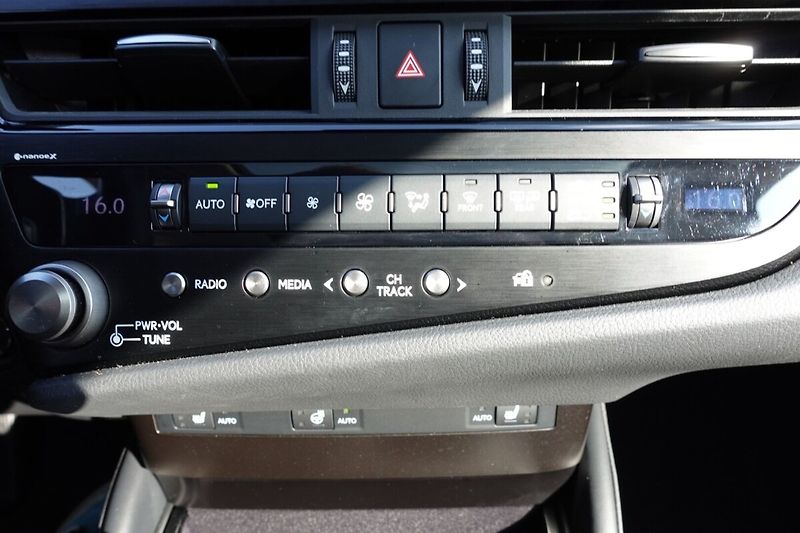 Lexus ES 300h ZLEVNĚNO 2,5HSD Elegance Plus - fotka 24 z 37