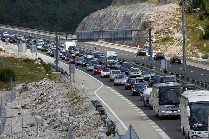 Kolona na dálnici v Chorvatsku.