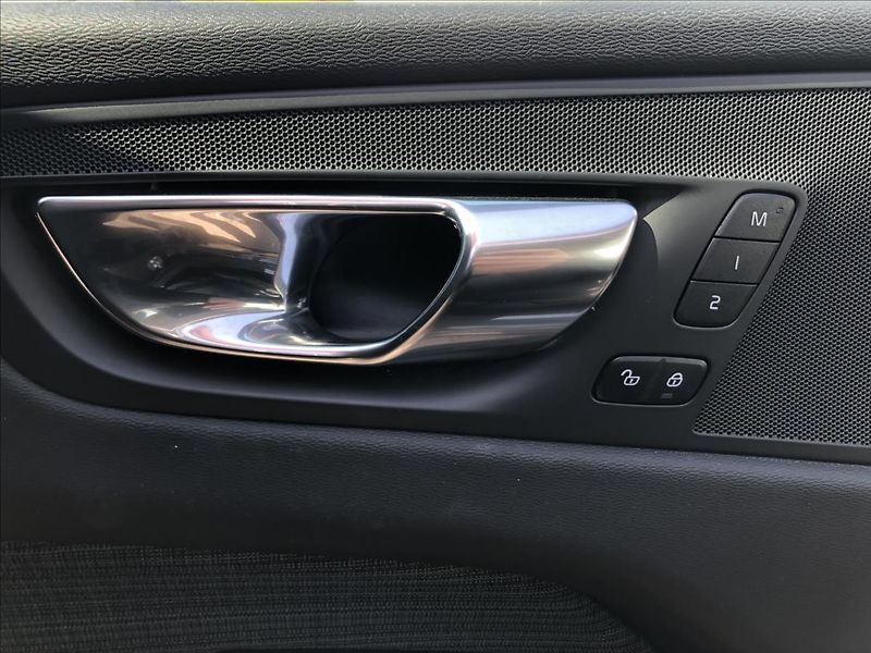 Volvo XC60 2,0 AWD MOMENTUM PRO  B4 - fotka 20 z 27