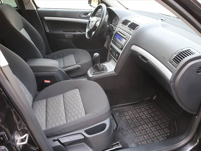Škoda Octavia (2010) Ambiente 2.0 TDI, Xenony - fotka 9 z 16