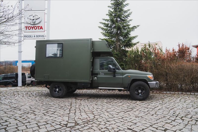 Toyota Land Cruiser 4,0 - nástavba -  long  GRJ79 - fotka 4 z 7