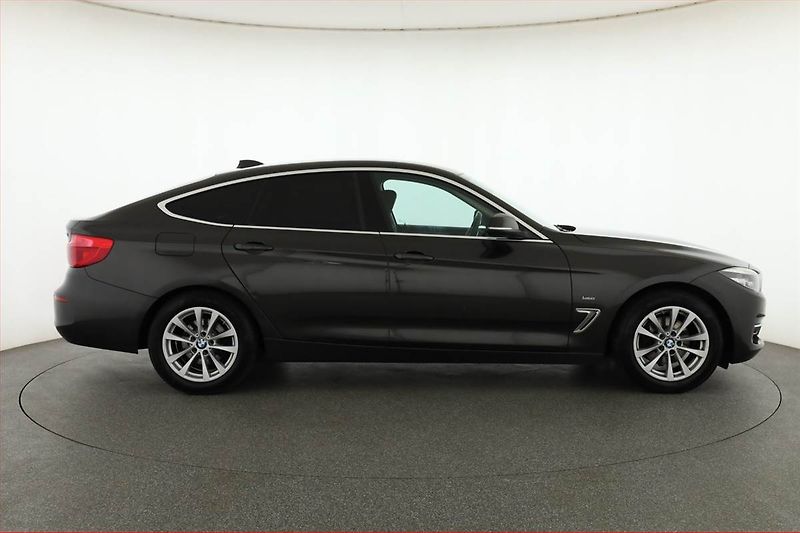 BMW Řada 3 (2017) Individual 320d xDrive GT - fotka 6 z 21