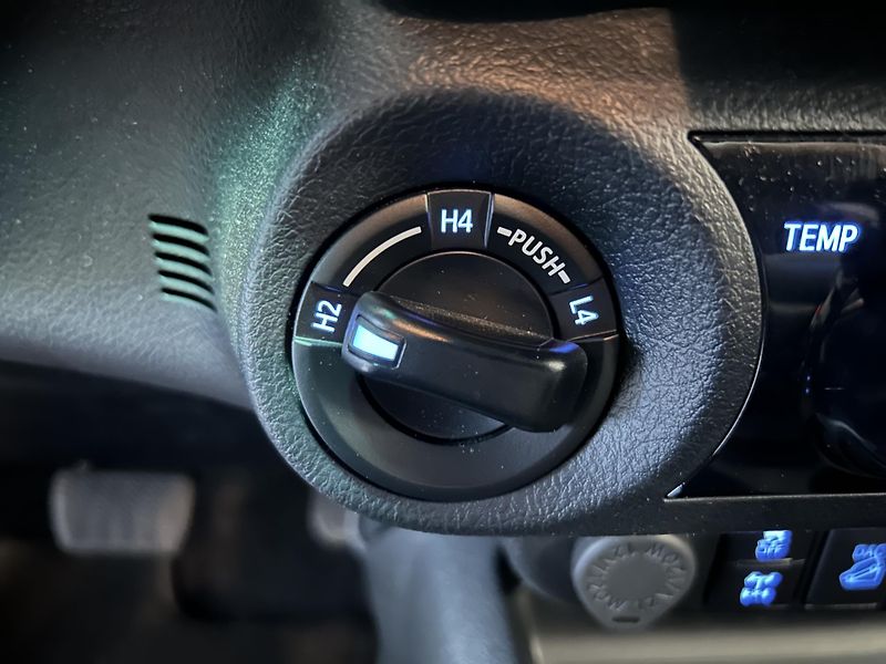 Toyota Hilux (2021) 2.8D-4D Double Cab 4x4 JBL - fotka 10 z 26