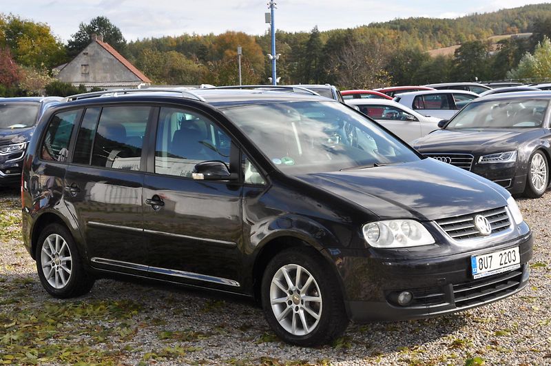 Volkswagen Touran 2.0TDi 100kW 7.míst Highline - fotka 2 z 14