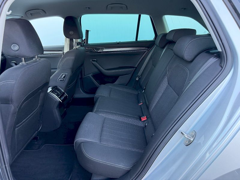 Škoda Superb (2023) 2.0 TDI 110kW DSG Style Plus M - fotka 23 z 35