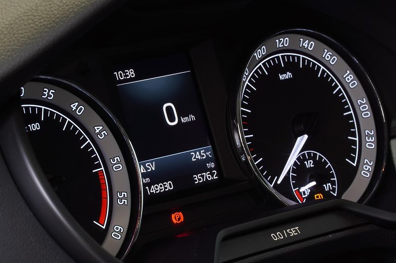 Škoda Octavia 1.6TDI,ČR,NAVI,Adaptivní temp. - fotka 13 z 32