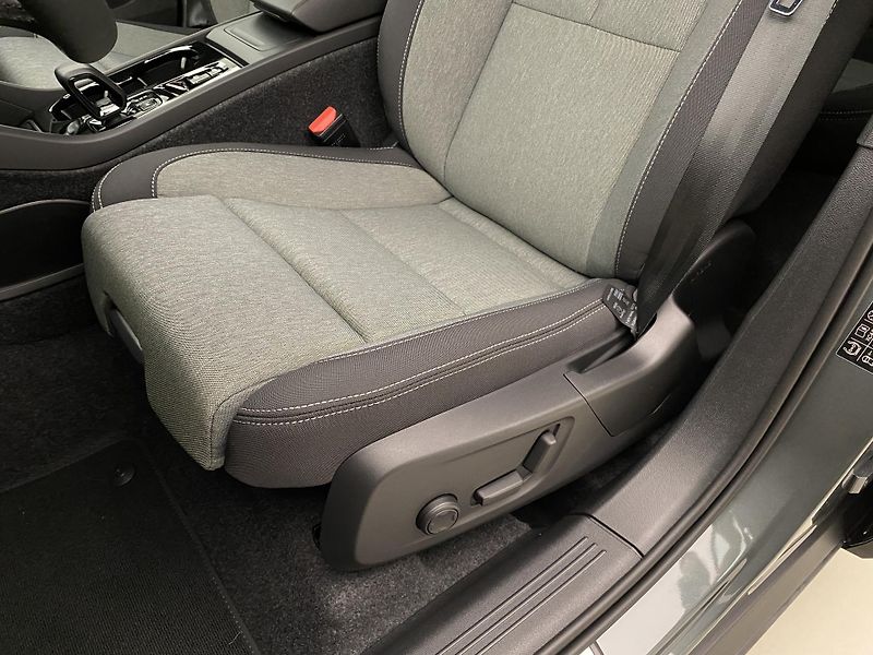 Volvo XC40 (2026) B3 AUT DARK PLUS - fotka 28 z 59