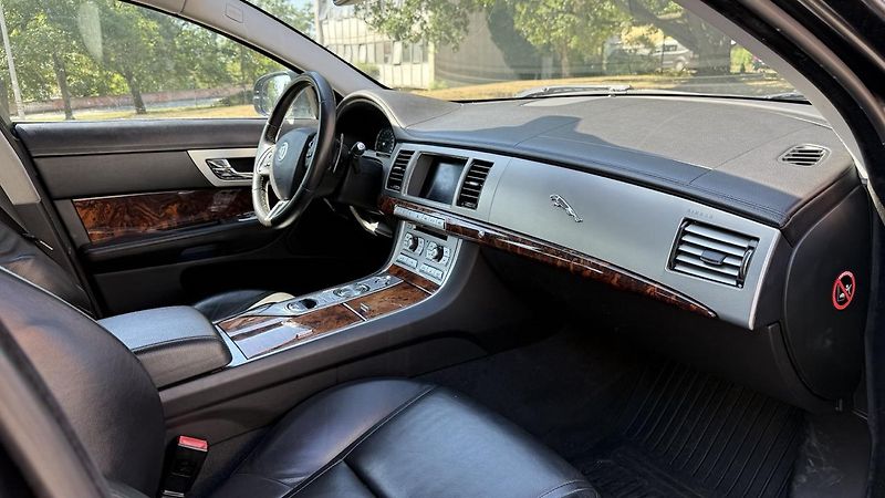 Jaguar XF (2012) 3.0D, X250 Facelift - fotka 13 z 18