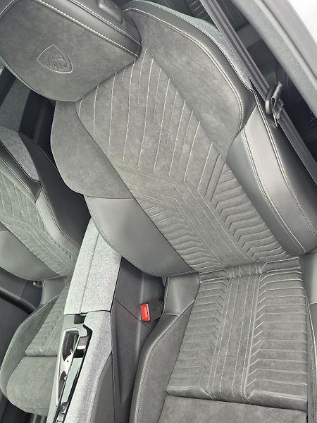 Peugeot 5008 (2025) GT Hybrid 136 e-DCS6  - fotka 14 z 23