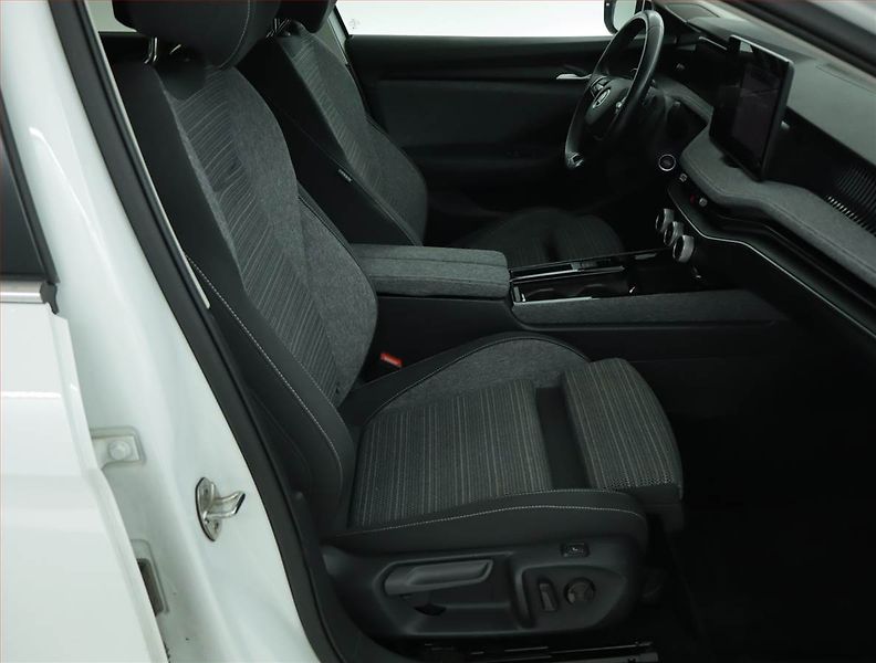 Škoda Superb (2024) Ambition 2.0 TDI - fotka 9 z 17