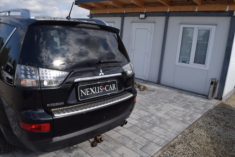 Mitsubishi Outlander 2,2 d 115KW TAŽNÉ 7MÍST 4X4 - fotka 12 z 51