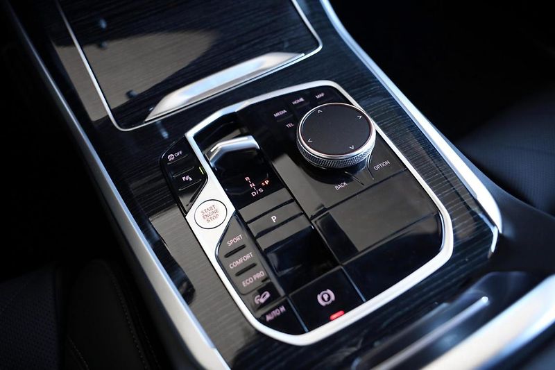 BMW X5 xDrive40i - fotka 10 z 32