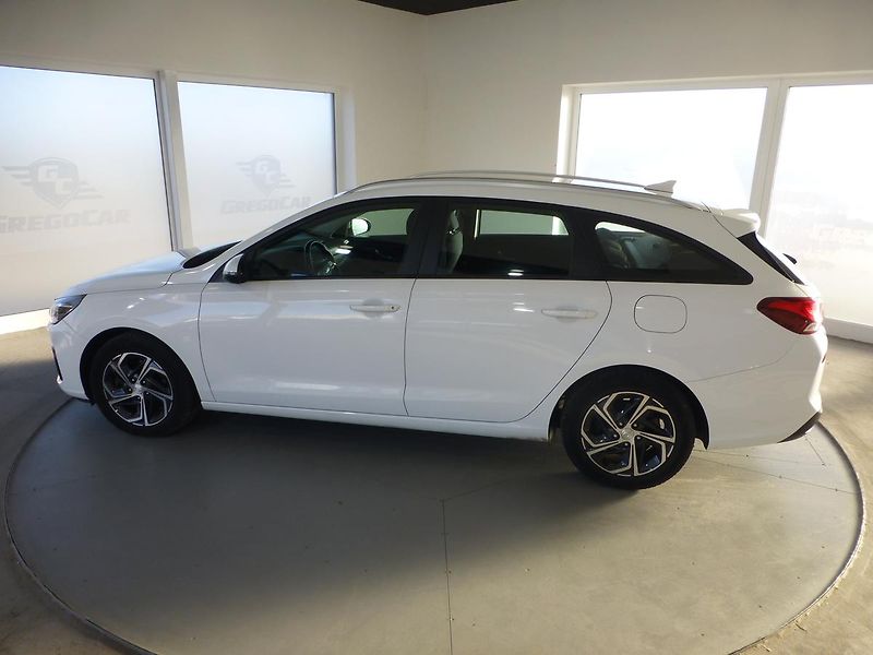Hyundai i30 (2021) 1,6CRDI*ALU*AC**PARK.S**KAMERA - fotka 9 z 23