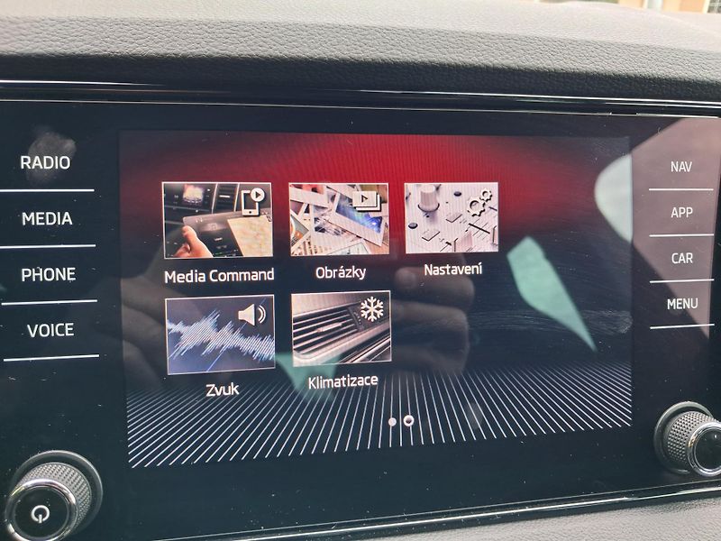 Škoda Karoq (2020) 2,0TDi DSG 4x4 SPORTLINE NAVI - fotka 36 z 48