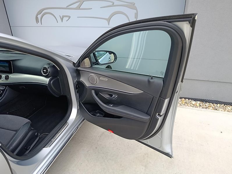 Mercedes-Benz Třídy E 220d 143kW 4MATIC ČR  - fotka 32 z 34