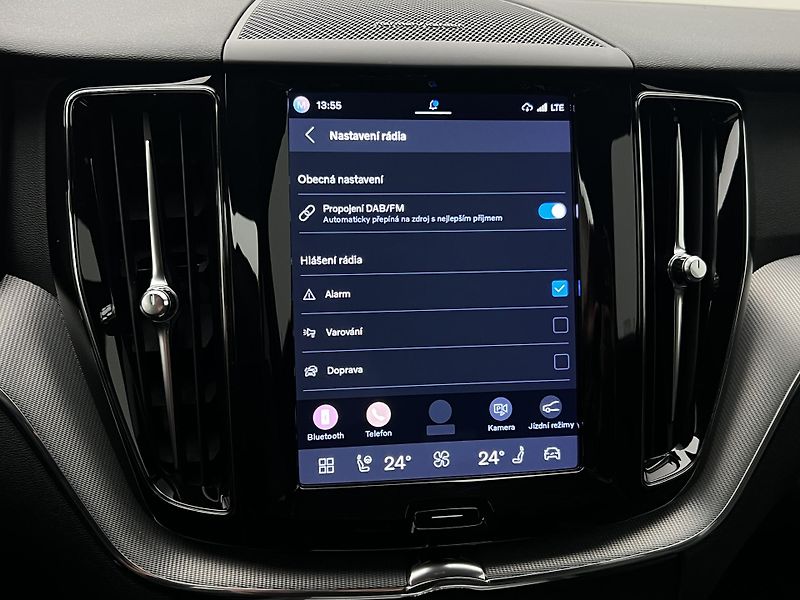 Volvo XC60 B4 AWD R-DESIGN AUT CZ - fotka 30 z 45