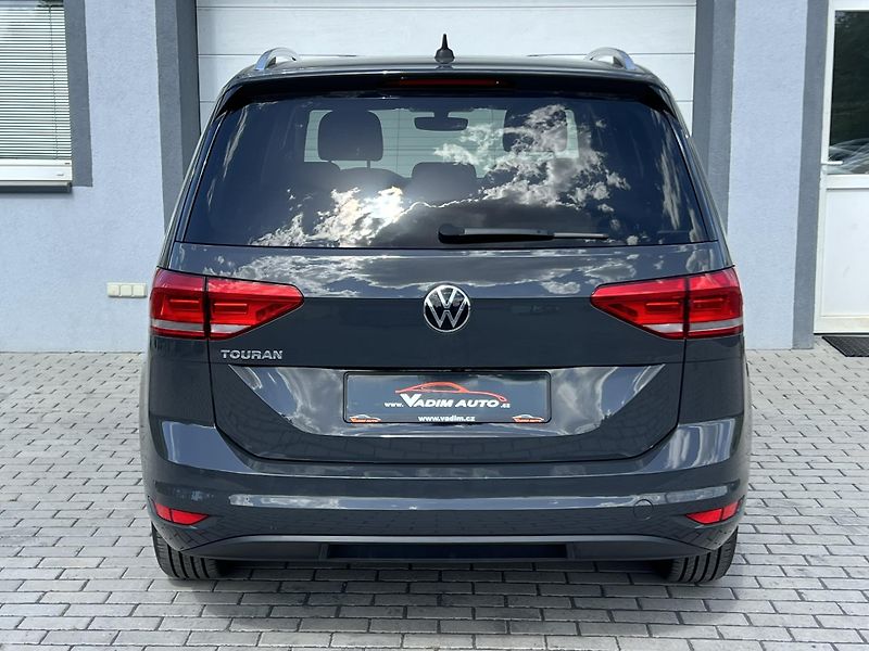 Volkswagen Touran (2021) 1.5TSI 110kW DSG 7.MÍST EVO - fotka 6 z 24