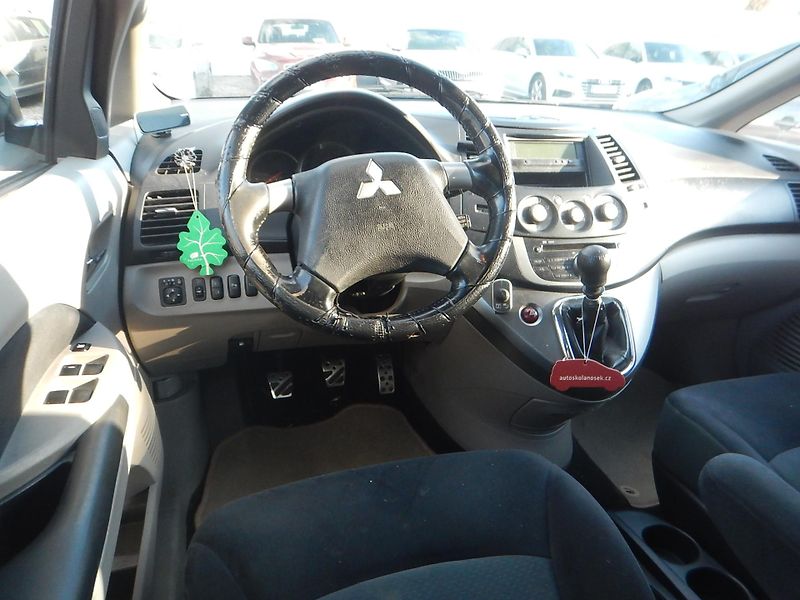 Mitsubishi Grandis 2.0 DI-D, KLIMA, 7 MÍST - fotka 11 z 26