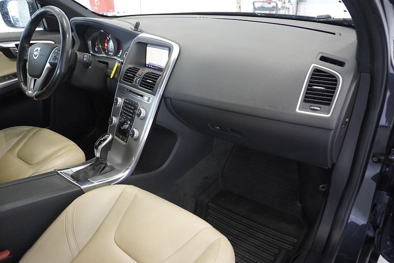 Volvo XC60 2,0 D4 AUTOMAT - fotka 27 z 32