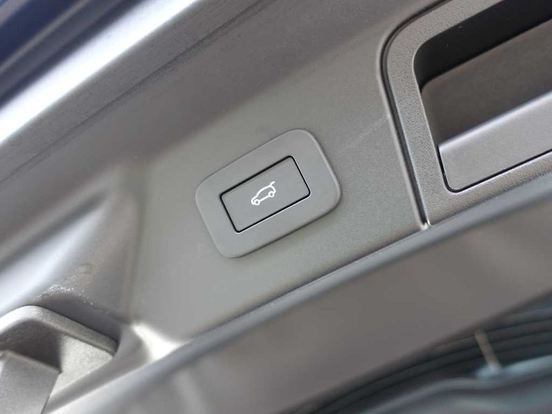 Land Rover Range Rover Velar 3,0 Dynamic SE D300 4x4 aut. - fotka 34 z 38