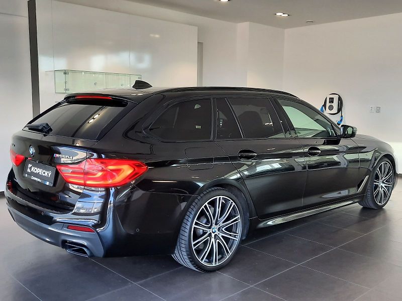 BMW Řada 5 (2020) M550d xDrive Touring - fotka 6 z 15