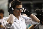 F1 2017 GP Abu Dhabi - Toto Wolff (šéf Mercedesu) se připravuje před kamerami na svůj pit stop v roli mechanika