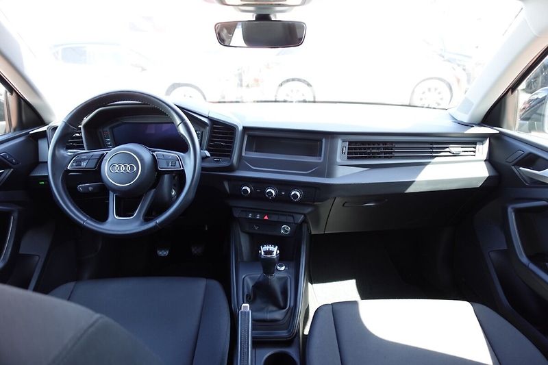 Audi A1 1,0TFSi 70kW S-line - fotka 14 z 25
