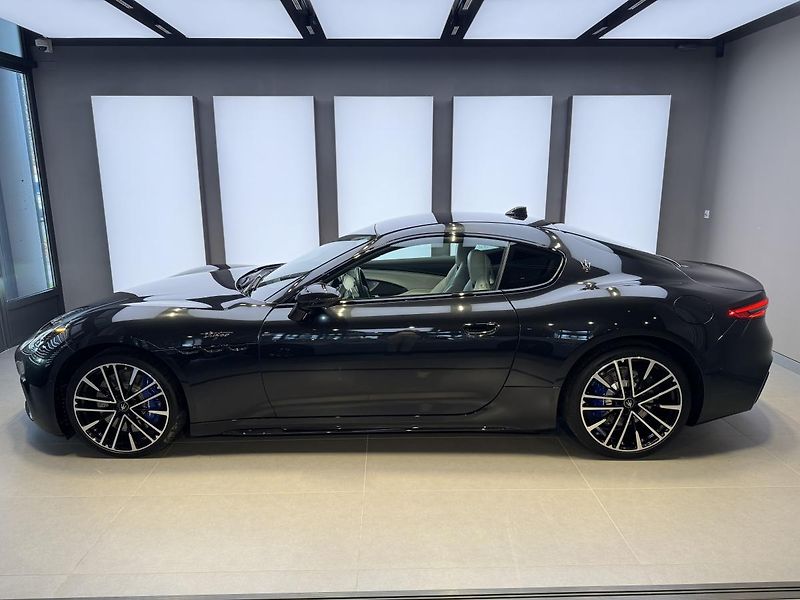 Maserati GranTurismo (2023) Trofeo 550 HP - fotka 5 z 18