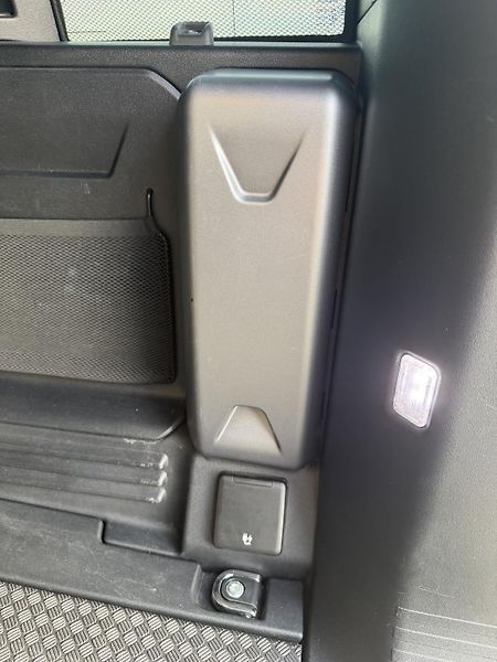 Land Rover Defender 110 D300 3,0 HSE X-Dynamic DPH - fotka 29 z 33