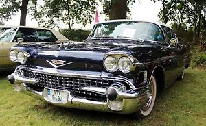 Ze srazu historických vozidel v Libořicích u Žatce. Cadillac De Ville Coupé z roku 1958.