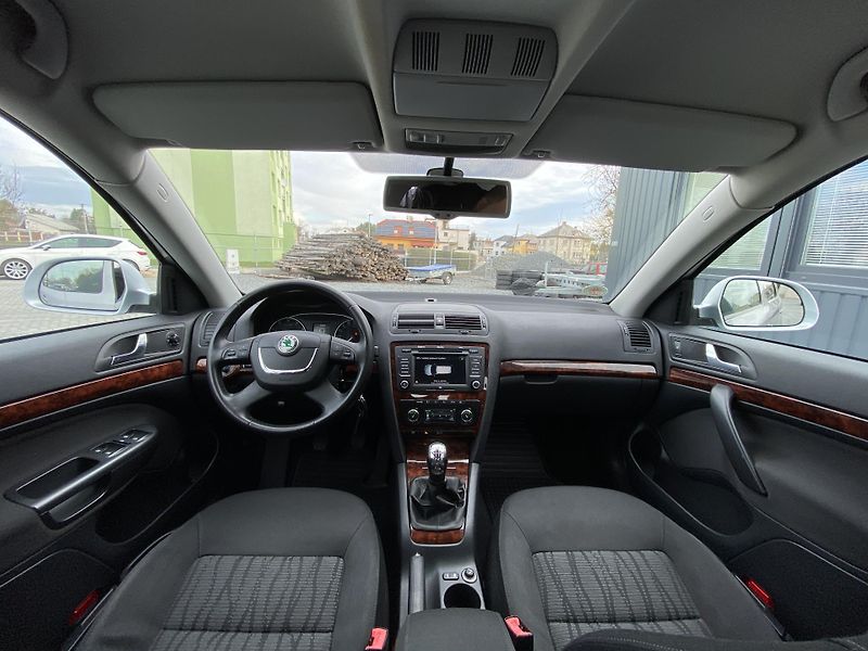 Škoda Octavia 1.4 TSI 90kW -ELEGANCE-PDC-ALU - fotka 30 z 44