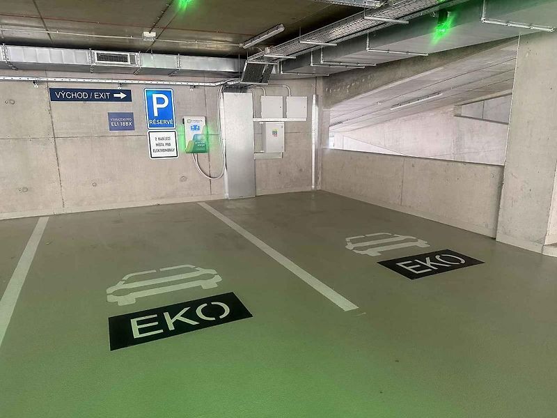 Přes šest set stání mají řidiči od úterý k dispozici v novém parkovacím domě a jeho blízkém okolí mezi brněnskými ulicemi Veveří, Bulínova a Šumavská.