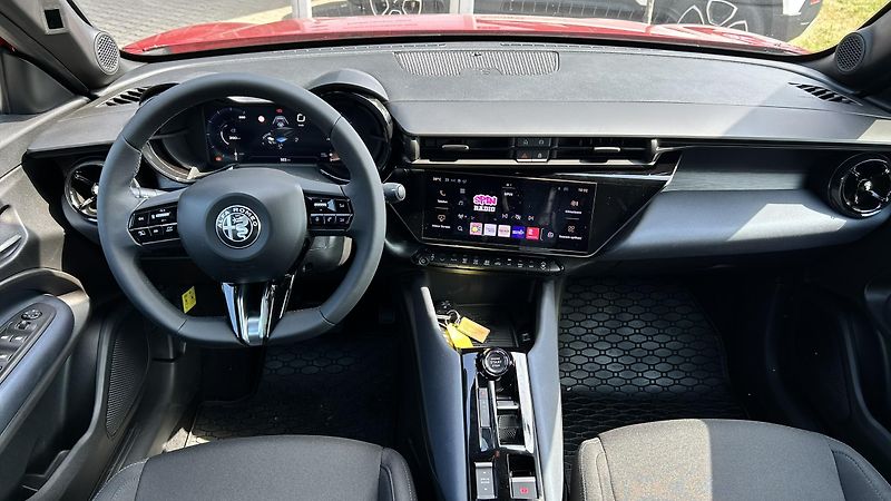 Alfa Romeo Junior 1.2T 145k Ibrida - fotka 10 z 14