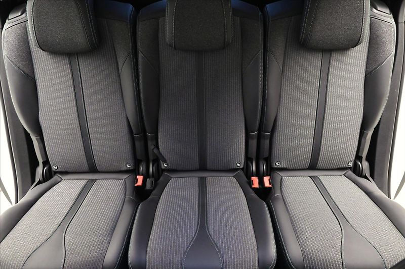 Peugeot 5008 1,5 HDI 96 kW EAT8 7Míst ALLUR - fotka 30 z 32