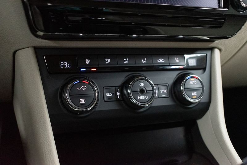 Škoda Superb 2.0 TSI 206kW L&K 4x4*TAŽNÉ*ČR - fotka 28 z 48