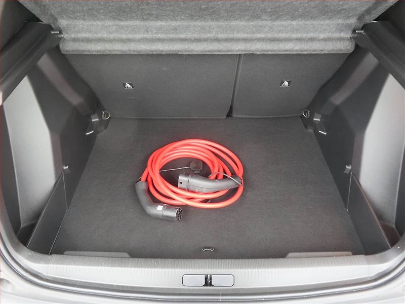 Peugeot 2008 (2023) Active 50 kWh, SoH 100% - fotka 14 z 16