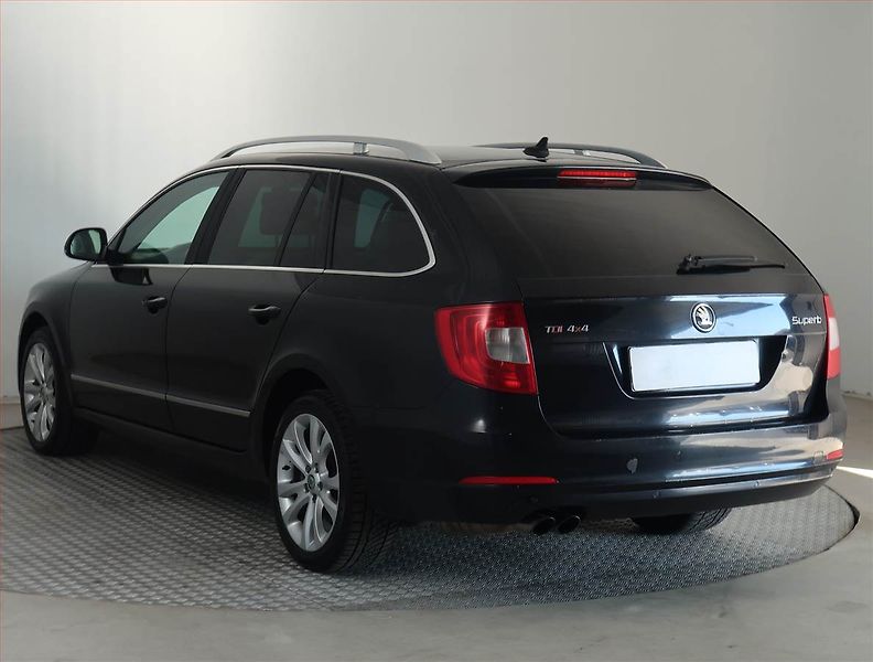 Škoda Superb (2012) Elegance 2.0 TDI, 4X4 - fotka 4 z 21
