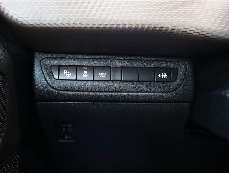 Peugeot 2008 (2013) 1.6 e-HDi, Automat, Navi - fotka 17 z 22