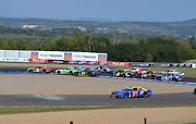 Start nedělního čtvrtého závodu NASCAR.