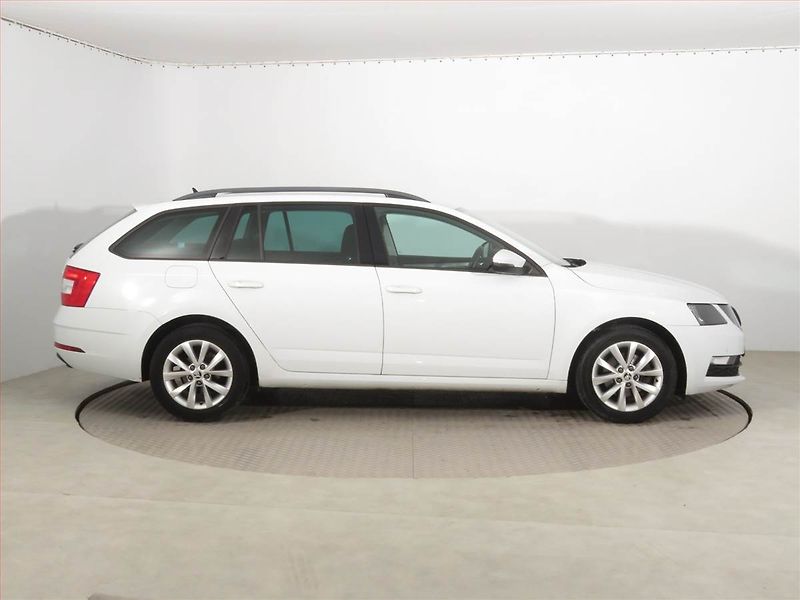 Škoda Octavia (2018) Ambition Plus 1.0 TSI, Navi - fotka 6 z 16