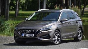 Tříletý exemplář Hyundai i30 kombi může novému majiteli dobře sloužit ještě dlouhou dobu.