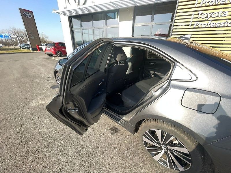 Toyota Corolla 1.8 Hybrid Style - fotka 23 z 24