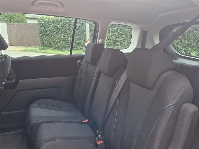 Mazda 5 1,6 MZR-CD 85kW 7MÍST +ALUZIMA - fotka 17 z 40