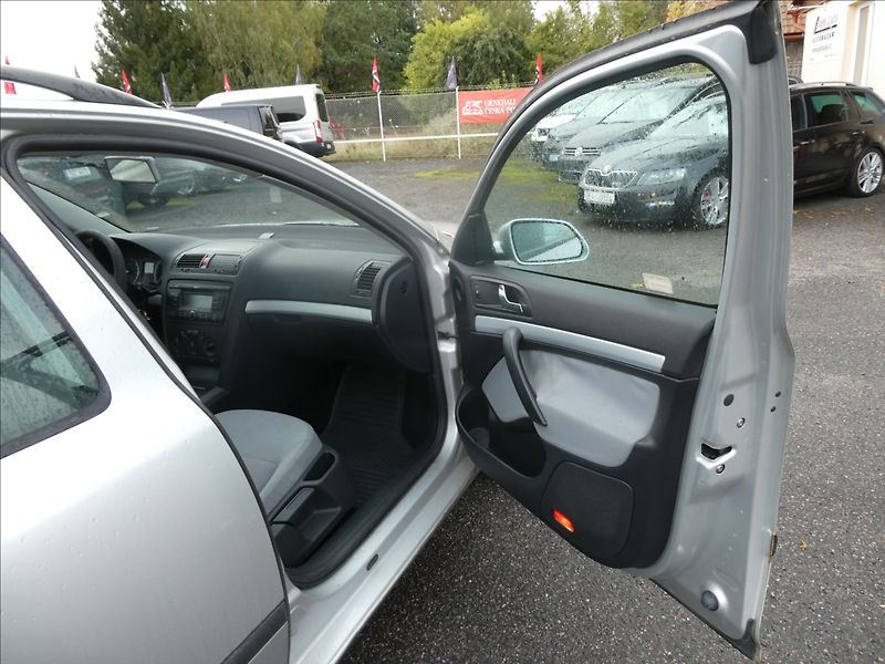 Škoda Octavia 1,6 FSi 85kW závěs, 2x kola - fotka 15 z 25