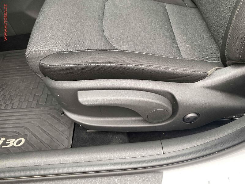 Hyundai i30 (2022) 1.0 T-GDI, 1.maj,ČR, servis - fotka 14 z 19