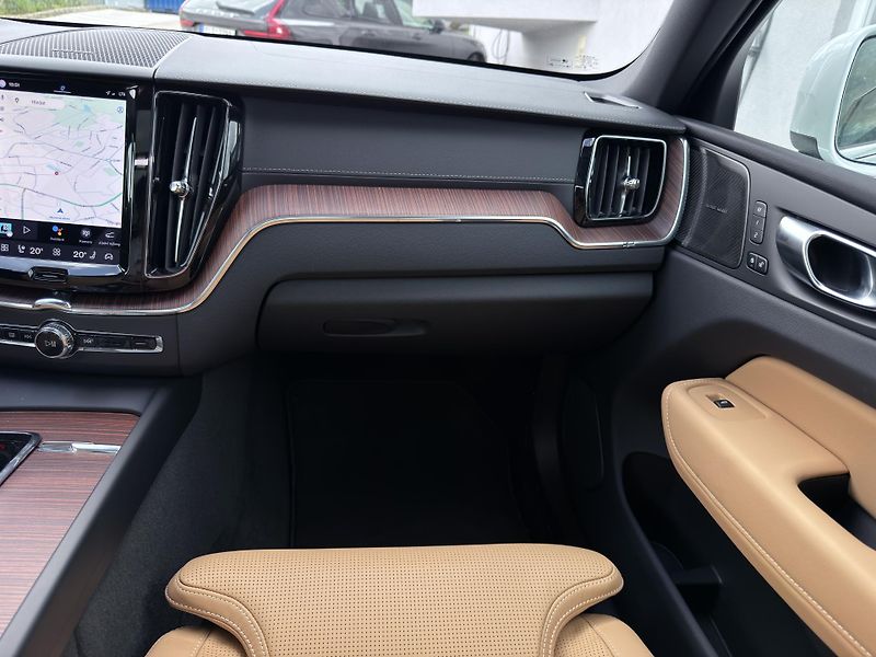 Volvo XC60 T8 AWD ULTRA BRIGHT *+ kola - fotka 24 z 59